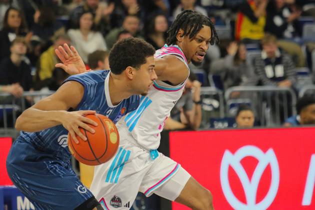 Kevin McClain (MLP Academics Heidelberg, 3), Zachery Cooks (Telekom Baskets Bonn, 3) GER, MLP Academics Heidelberg vs. Telekom Baskets Bonn, Basketball, easycredit Basketball Bundesliga, 12.Spieltag, Saison, 2025 2026, 27.12.2025 GER, MLP Academics Heidelberg vs. Telekom Baskets Bonn, Basketball, easycredit Basketball Bundesliga, 12.Spieltag, Saison, 2025 2026, 27.12.2025 Mannheim Copyright: xEibner-Pressefoto JoergxHirschx EP_JHH
