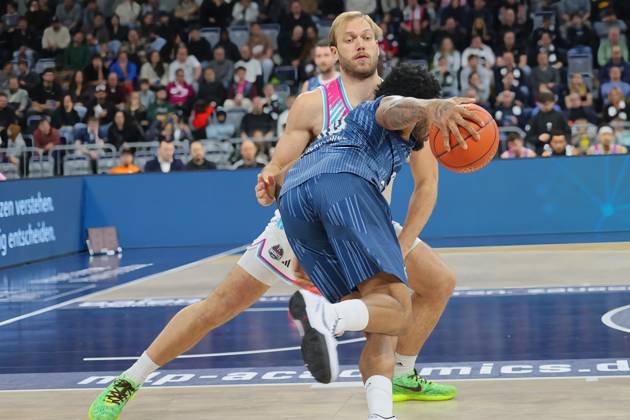 Melvin Jostmann (Telekom Baskets Bonn, 12),Marcus Werthers (MLP Academics Heidelberg, 00) GER, MLP Academics Heidelberg vs. Telekom Baskets Bonn, Basketball, easycredit Basketball Bundesliga, 12.Spieltag, Saison, 2025 2026, 27.12.2025 GER, MLP Academics Heidelberg vs. Telekom Baskets Bonn, Basketball, easycredit Basketball Bundesliga, 12.Spieltag, Saison, 2025 2026, 27.12.2025 Mannheim Copyright: xEibner-Pressefoto JoergxHirschx EP_JHH
