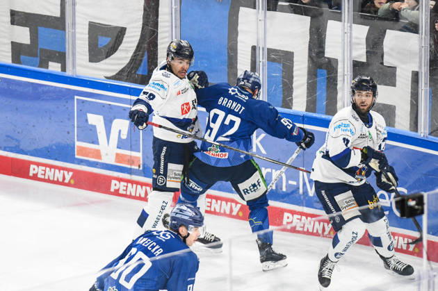 Straubing Tigers vs. Iserlohn Roosters, Eishockey, Deutsche Eishockey Liga, Penny DEL, 33.Spieltag, Saison 2025 2026, 28.12.2025 Marcel Brandt (Straubing Tigers) an der Bande mit Colin Ugbekile (Iserlohn Roosters), Eishockey Herren, Deutsche Eishockey Liga, Penny DEL, 33.Spieltag, Saison 2025 2026 am 28.12.2025 im Eisstadion am Pulverturm, Straubing Tigers (blau) gegen Iserlohn Roosters (weiss)