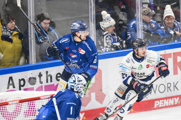 Straubing Tigers vs. Iserlohn Roosters, Eishockey, Deutsche Eishockey Liga, Penny DEL, 33.Spieltag, Saison 2025 2026, 28.12.2025 Alex Green (Straubing Tigers) mit Christian Thomas (Iserlohn Roosters), Eishockey Herren, Deutsche Eishockey Liga, Penny DEL, 33.Spieltag, Saison 2025 2026 am 28.12.2025 im Eisstadion am Pulverturm, Straubing Tigers (blau) gegen Iserlohn Roosters (weiss)