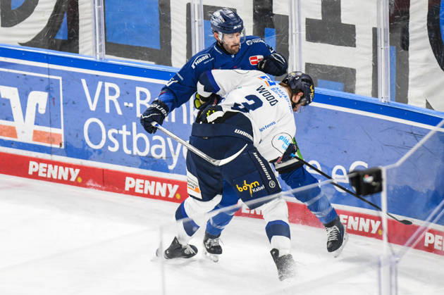 Straubing Tigers vs. Iserlohn Roosters, Eishockey, Deutsche Eishockey Liga, Penny DEL, 33.Spieltag, Saison 2025 2026, 28.12.2025 Justin Scott (straubing Tigers) im Duell mit Kyle Wood (Iserlohn Roosters), Eishockey Herren, Deutsche Eishockey Liga, Penny DEL, 33.Spieltag, Saison 2025 2026 am 28.12.2025 im Eisstadion am Pulverturm, Straubing Tigers (blau) gegen Iserlohn Roosters (weiss)