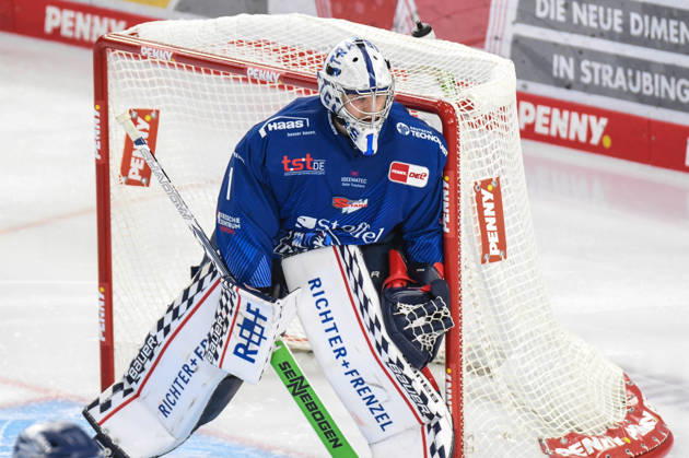 Straubing Tigers vs. Iserlohn Roosters, Eishockey, Deutsche Eishockey Liga, Penny DEL, 33.Spieltag, Saison 2025 2026, 28.12.2025 Florian Bugl (Straubing Tigers), Eishockey Herren, Deutsche Eishockey Liga, Penny DEL, 33.Spieltag, Saison 2025 2026 am 28.12.2025 im Eisstadion am Pulverturm, Straubing Tigers (blau) gegen Iserlohn Roosters (weiss)