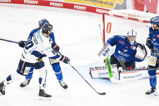 Straubing Tigers vs. Iserlohn Roosters, Eishockey, Deutsche Eishockey Liga, Penny DEL, 33.Spieltag, Saison 2025 2026, 28.12.2025 Tarjo Jentzsch (Iserlohn Roosters) vergibt den Treffer vor Florian Bugl (Straubing Tigers), Eishockey Herren, Deutsche Eishockey Liga, Penny DEL, 33.Spieltag, Saison 2025 2026 am 28.12.2025 im Eisstadion am Pulverturm, Straubing Tigers (blau) gegen Iserlohn Roosters (weiss)