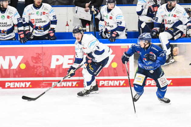 Straubing Tigers vs. Iserlohn Roosters, Eishockey, Deutsche Eishockey Liga, Penny DEL, 33.Spieltag, Saison 2025 2026, 28.12.2025 Tyler Boland (Iserlohn Roosters) mit Elis Hede (Straubing Tigers), Eishockey Herren, Deutsche Eishockey Liga, Penny DEL, 33.Spieltag, Saison 2025 2026 am 28.12.2025 im Eisstadion am Pulverturm, Straubing Tigers (blau) gegen Iserlohn Roosters (weiss)
