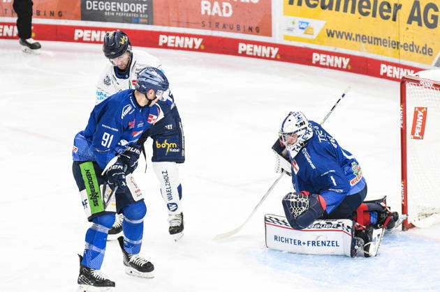 Straubing Tigers vs. Iserlohn Roosters, Eishockey, Deutsche Eishockey Liga, Penny DEL, 33.Spieltag, Saison 2025 2026, 28.12.2025 Florian Bugl (Straubing Tigers) beobachtet das Spiel, Eishockey Herren, Deutsche Eishockey Liga, Penny DEL, 33.Spieltag, Saison 2025 2026 am 28.12.2025 im Eisstadion am Pulverturm, Straubing Tigers (blau) gegen Iserlohn Roosters (weiss)