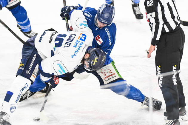 Straubing Tigers vs. Iserlohn Roosters, Eishockey, Deutsche Eishockey Liga, Penny DEL, 33.Spieltag, Saison 2025 2026, 28.12.2025 Danjo Leonhardt (Straubing Tigers) beim Bully mit Eric Cornel (Iserlohn Roosters), Eishockey Herren, Deutsche Eishockey Liga, Penny DEL, 33.Spieltag, Saison 2025 2026 am 28.12.2025 im Eisstadion am Pulverturm, Straubing Tigers (blau) gegen Iserlohn Roosters (weiss)