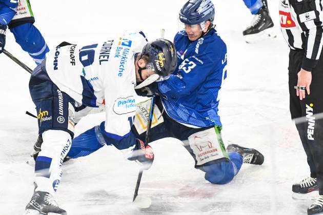 Straubing Tigers vs. Iserlohn Roosters, Eishockey, Deutsche Eishockey Liga, Penny DEL, 33.Spieltag, Saison 2025 2026, 28.12.2025 Danjo Leonhardt (Straubing Tigers) beim Bully mit Eric Cornel (Iserlohn Roosters), Eishockey Herren, Deutsche Eishockey Liga, Penny DEL, 33.Spieltag, Saison 2025 2026 am 28.12.2025 im Eisstadion am Pulverturm, Straubing Tigers (blau) gegen Iserlohn Roosters (weiss)