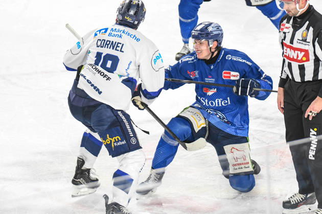 Straubing Tigers vs. Iserlohn Roosters, Eishockey, Deutsche Eishockey Liga, Penny DEL, 33.Spieltag, Saison 2025 2026, 28.12.2025 Danjo Leonhardt (Straubing Tigers) beim Bully mit Eric Cornel (Iserlohn Roosters), Eishockey Herren, Deutsche Eishockey Liga, Penny DEL, 33.Spieltag, Saison 2025 2026 am 28.12.2025 im Eisstadion am Pulverturm, Straubing Tigers (blau) gegen Iserlohn Roosters (weiss)