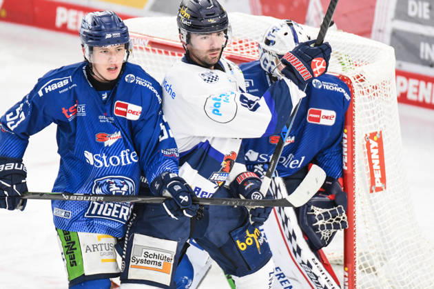 Straubing Tigers vs. Iserlohn Roosters, Eishockey, Deutsche Eishockey Liga, Penny DEL, 33.Spieltag, Saison 2025 2026, 28.12.2025 Danjo Leonhardt (Straubing Tigers) mit Eric Cornel (Iserlohn Roosters), Eishockey Herren, Deutsche Eishockey Liga, Penny DEL, 33.Spieltag, Saison 2025 2026 am 28.12.2025 im Eisstadion am Pulverturm, Straubing Tigers (blau) gegen Iserlohn Roosters (weiss)