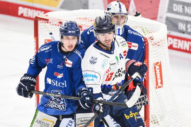 Straubing Tigers vs. Iserlohn Roosters, Eishockey, Deutsche Eishockey Liga, Penny DEL, 33.Spieltag, Saison 2025 2026, 28.12.2025 Danjo Leonhardt (Straubing Tigers) mit Eric Cornel (Iserlohn Roosters), Eishockey Herren, Deutsche Eishockey Liga, Penny DEL, 33.Spieltag, Saison 2025 2026 am 28.12.2025 im Eisstadion am Pulverturm, Straubing Tigers (blau) gegen Iserlohn Roosters (weiss)