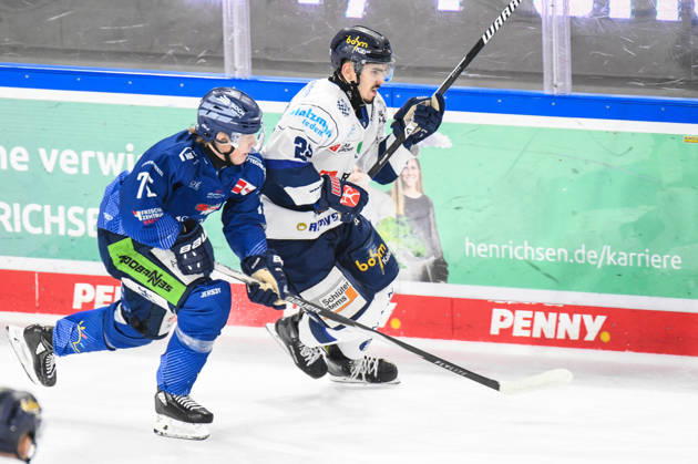 Straubing Tigers vs. Iserlohn Roosters, Eishockey, Deutsche Eishockey Liga, Penny DEL, 33.Spieltag, Saison 2025 2026, 28.12.2025 Elis Hede (Straubing Tigers) im Duell mit Lua Niehus (Iserlohn Roosters), Eishockey Herren, Deutsche Eishockey Liga, Penny DEL, 33.Spieltag, Saison 2025 2026 am 28.12.2025 im Eisstadion am Pulverturm, Straubing Tigers (blau) gegen Iserlohn Roosters (weiss)