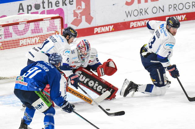 Straubing Tigers vs. Iserlohn Roosters, Eishockey, Deutsche Eishockey Liga, Penny DEL, 33.Spieltag, Saison 2025 2026, 28.12.2025 Tim Fleischer (Straubing Tigers) vergibt den Treffer vor Andreas Jenike (Iserlohn Roosters), Eishockey Herren, Deutsche Eishockey Liga, Penny DEL, 33.Spieltag, Saison 2025 2026 am 28.12.2025 im Eisstadion am Pulverturm, Straubing Tigers (blau) gegen Iserlohn Roosters (weiss)