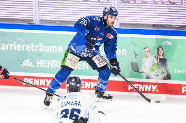 Straubing Tigers vs. Iserlohn Roosters, Eishockey, Deutsche Eishockey Liga, Penny DEL, 33.Spieltag, Saison 2025 2026, 28.12.2025 Justin Scott (straubing Tigers), Eishockey Herren, Deutsche Eishockey Liga, Penny DEL, 33.Spieltag, Saison 2025 2026 am 28.12.2025 im Eisstadion am Pulverturm, Straubing Tigers (blau) gegen Iserlohn Roosters (weiss)