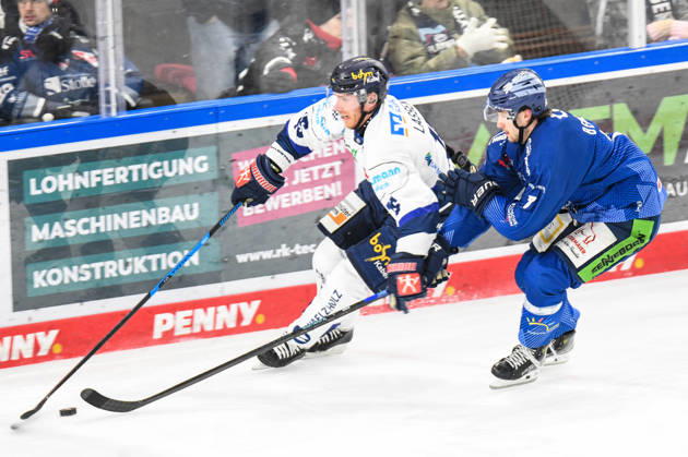 Straubing Tigers vs. Iserlohn Roosters, Eishockey, Deutsche Eishockey Liga, Penny DEL, 33.Spieltag, Saison 2025 2026, 28.12.2025 Nicolas Beaudin (Straubing Tigers) im Duell mit Matias Lassen (Iserlohn Roosters), Eishockey Herren, Deutsche Eishockey Liga, Penny DEL, 33.Spieltag, Saison 2025 2026 am 28.12.2025 im Eisstadion am Pulverturm, Straubing Tigers (blau) gegen Iserlohn Roosters (weiss)