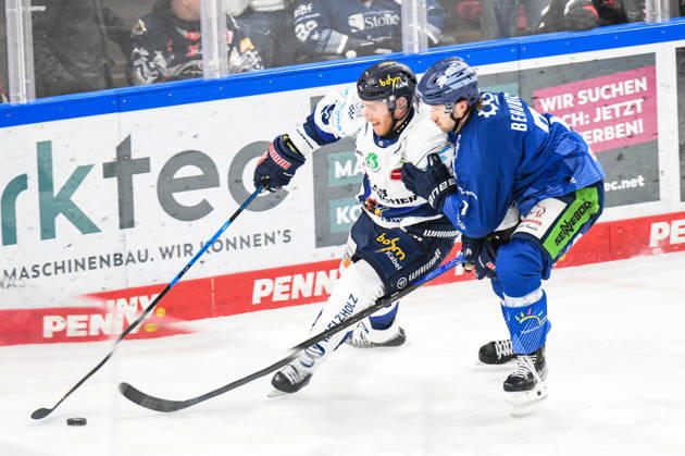 Straubing Tigers vs. Iserlohn Roosters, Eishockey, Deutsche Eishockey Liga, Penny DEL, 33.Spieltag, Saison 2025 2026, 28.12.2025 Nicolas Beaudin (Straubing Tigers) im Duell mit Matias Lassen (Iserlohn Roosters), Eishockey Herren, Deutsche Eishockey Liga, Penny DEL, 33.Spieltag, Saison 2025 2026 am 28.12.2025 im Eisstadion am Pulverturm, Straubing Tigers (blau) gegen Iserlohn Roosters (weiss)