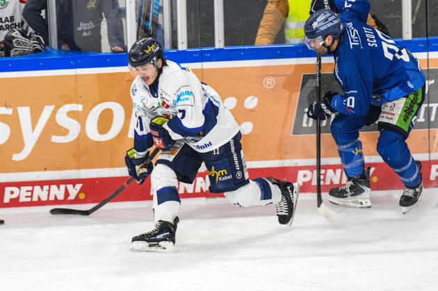 Straubing Tigers vs. Iserlohn Roosters, Eishockey, Deutsche Eishockey Liga, Penny DEL, 33.Spieltag, Saison 2025 2026, 28.12.2025 Justin Scott (straubing Tigers) behindert Daniel Fischbuch (Iserlohn Roosters), Eishockey Herren, Deutsche Eishockey Liga, Penny DEL, 33.Spieltag, Saison 2025 2026 am 28.12.2025 im Eisstadion am Pulverturm, Straubing Tigers (blau) gegen Iserlohn Roosters (weiss)