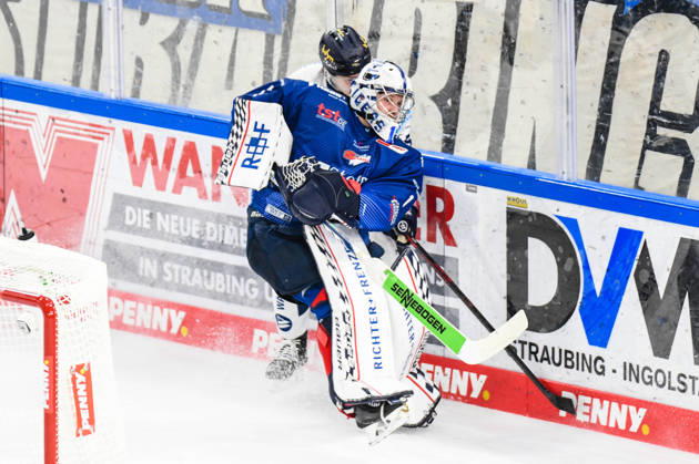Straubing Tigers vs. Iserlohn Roosters, Eishockey, Deutsche Eishockey Liga, Penny DEL, 33.Spieltag, Saison 2025 2026, 28.12.2025 Florian Bugl (Straubing Tigers) klaert in hoechster Not, Eishockey Herren, Deutsche Eishockey Liga, Penny DEL, 33.Spieltag, Saison 2025 2026 am 28.12.2025 im Eisstadion am Pulverturm, Straubing Tigers (blau) gegen Iserlohn Roosters (weiss)