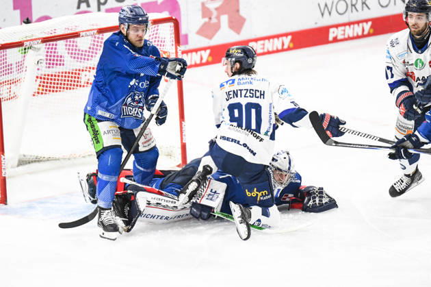 Straubing Tigers vs. Iserlohn Roosters, Eishockey, Deutsche Eishockey Liga, Penny DEL, 33.Spieltag, Saison 2025 2026, 28.12.2025 Florian Bugl und Tim Brunnhuber (Straubing Tigers) verhindern den Treffer von Tarjo Jentzsch (Iserlohn Roosters), Eishockey Herren, Deutsche Eishockey Liga, Penny DEL, 33.Spieltag, Saison 2025 2026 am 28.12.2025 im Eisstadion am Pulverturm, Straubing Tigers (blau) gegen Iserlohn Roosters (weiss)