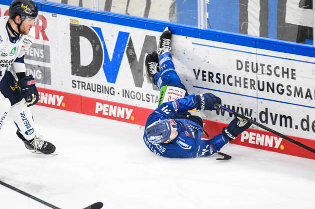 Straubing Tigers vs. Iserlohn Roosters, Eishockey, Deutsche Eishockey Liga, Penny DEL, 33.Spieltag, Saison 2025 2026, 28.12.2025 Nicholas Halloran (Straubing Tigers) rutscht in die Bande, Eishockey Herren, Deutsche Eishockey Liga, Penny DEL, 33.Spieltag, Saison 2025 2026 am 28.12.2025 im Eisstadion am Pulverturm, Straubing Tigers (blau) gegen Iserlohn Roosters (weiss)