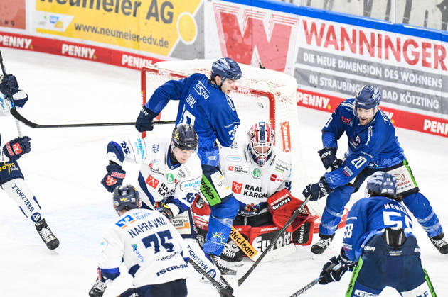Straubing Tigers vs. Iserlohn Roosters, Eishockey, Deutsche Eishockey Liga, Penny DEL, 33.Spieltag, Saison 2025 2026, 28.12.2025 Justin Scott und Stefan Loibl (Straubing Tigers) im Kampf um den Puck, Eishockey Herren, Deutsche Eishockey Liga, Penny DEL, 33.Spieltag, Saison 2025 2026 am 28.12.2025 im Eisstadion am Pulverturm, Straubing Tigers (blau) gegen Iserlohn Roosters (weiss)