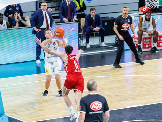 Spencer Reaves (SYNTAINICS MBC, 31), Richard Balint (BMA365 Bamberg Baskets, 11), BMA365 Bamberg Baskets vs. SYNTAINICS MBC, Basketball, easyCredit BBL, 13. Spieltag, 30.12.2025 BMA365 Bamberg Baskets vs. SYNTAINICS MBC, Basketball, easyCredit BBL, 13. Spieltag, 30.12.2025 Bamberg Copyright: xEibner-Pressefoto G.xSantemizx EP_EER