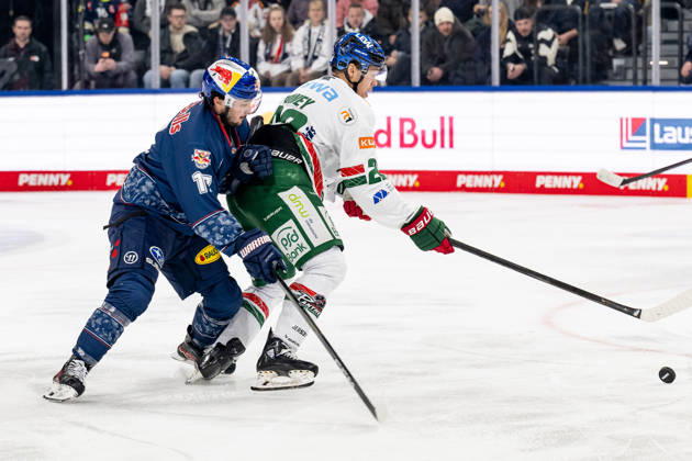 Kampf um den Puck Zweikampf zwischen Taro Hirose (EHC Red Bull Muenchen, 17) und Madison Bowey (Augsburger Panther, 22) GER, EHC Red Bull Muenchen vs. Augsburger Panther, Eishockey, DEL, 34. Spieltag, Saison 2025 2026, 30.12.2025. GER, EHC Red Bull Muenchen vs. Augsburger Panther, Eishockey, DEL, 34. Spieltag, Saison 2025 2026, 30.12.2025. Muenchen Copyright: xEibner-Pressefoto HeikexFeinerx EP_HFR
