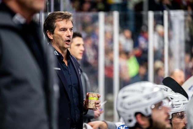 Dallas Eakins (Trainer, Coach, Headcoach, Adler Mannheim ), Nuernberg Ice Tigers vs. Adler Mannheim, Eishockey, Penny DEL, 34. Spieltag, 30.12.2025, Nuernberg Ice Tigers vs. Adler Mannheim, Eishockey, Penny DEL, 34. Spieltag, 30.12.2025 Copyright: xEibner-Pressefoto ThomasxHahnx EP_NIT