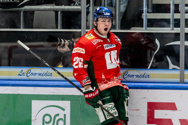 Alexander Blank (Augsburger Panther, 26) bejubelt sein Tor zum 7:5 GER, Augsburger Panther vs. Schwenninger Wild Wings, Eishockey, DEL, 35. Spieltag, Saison 2025 2026, 02.01.2026. GER, Augsburger Panther vs. Schwenninger Wild Wings, Eishockey, DEL, 35. Spieltag, Saison 2025 2026, 02.01.2026. Augsburg Copyright: xEibner-Pressefoto HeikexFeinerx EP_HFR