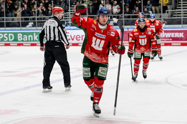 Alexander Blank (Augsburger Panther, 26) bei der Rueckkehr zur Bank nach seinem Tor zum 7:5 GER, Augsburger Panther vs. Schwenninger Wild Wings, Eishockey, DEL, 35. Spieltag, Saison 2025 2026, 02.01.2026. GER, Augsburger Panther vs. Schwenninger Wild Wings, Eishockey, DEL, 35. Spieltag, Saison 2025 2026, 02.01.2026. Augsburg Copyright: xEibner-Pressefoto HeikexFeinerx EP_HFR