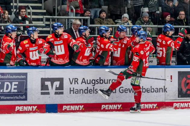 Alexander Blank (Augsburger Panther, 26) beim Abklatschen an der Bank nach seinem Tor zum 7:5 GER, Augsburger Panther vs. Schwenninger Wild Wings, Eishockey, DEL, 35. Spieltag, Saison 2025 2026, 02.01.2026. GER, Augsburger Panther vs. Schwenninger Wild Wings, Eishockey, DEL, 35. Spieltag, Saison 2025 2026, 02.01.2026. Augsburg Copyright: xEibner-Pressefoto FranzxFeinerx EP_HFR