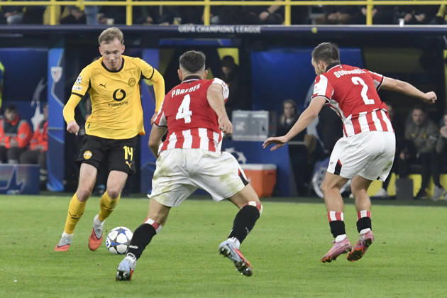 v. li. im Kampf um den Ball Maximilian Beier (Dortmund 14) Aitor Paredes (Bilbao 4) Andoni Gorosabel (Bilbao 2) 01.10.2025 Fussball, Champions League, Borussia Dortmund vs Athletic Club de Bilbao, Signal Iduna Park, Dortmund,