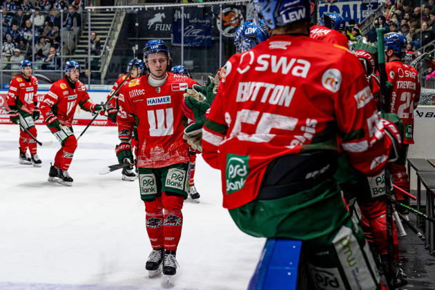Alexander Blank (Augsburger Panther, 26) beim Abklatschen an der Bank nach seinem Tor zum 5:2 GER, Augsburger Panther vs. Schwenninger Wild Wings, Eishockey, DEL, 35. Spieltag, Saison 2025 2026, 02.01.2026. GER, Augsburger Panther vs. Schwenninger Wild Wings, Eishockey, DEL, 35. Spieltag, Saison 2025 2026, 02.01.2026. Augsburg Copyright: xEibner-Pressefoto FranzxFeinerx EP_HFR