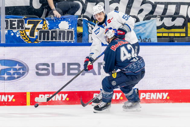 Kampf um den Puck Zweikampf zwischen Nicolas Mattinen (Adler Mannheim, 52) und Yasin Ehliz (EHC Red Bull Muenchen, 42) GER, EHC Red Bull Muenchen vs. Adler Mannheim, Eishockey, DEL, 36. Spieltag, Saison 2025 2026, 04.01.2026. GER, EHC Red Bull Muenchen vs. Adler Mannheim, Eishockey, DEL, 36. Spieltag, Saison 2025 2026, 04.01.2026. Muenchen Copyright: xEibner-Pressefoto HeikexFeinerx EP_HFR