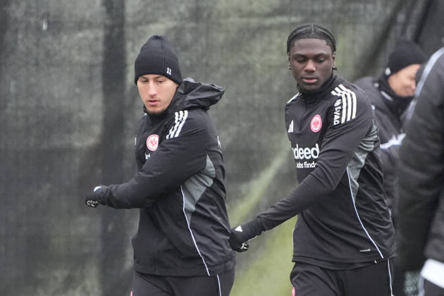 Younes Ebnoutalib (Eintracht Frankfurt) und Jean-Matteo Bahoya (Eintracht Frankfurt) - Frankfurt 05.01.2026: Eintracht Frankfurt vs. Trainingsauftakt, Deutsche Bank Park, Bundesliga