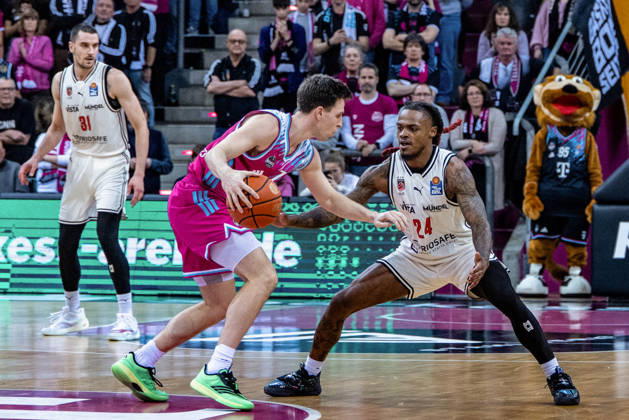 Grayson Murphy (Telekom Baskets Bonn, 07) vs Cobe Williams (BMA365 Baskets Bamberg, 24), Daniel Keppeler (BMA365 Baskets Bamberg, 31) Telekom Baskets Bonn vs. BMA365 Baskets Bamberg, Basketball, easy Credit BBL, 14. Spieltag, 2025 2026, 05.01.2026 Telekom Baskets Bonn vs. BMA365 Baskets Bamberg, easy Credit BBL, 14. Spieltag, 2025 2026, 05.01.2026 Bonn Copyright: xEibner-Pressefoto GerhardxWingenx EP_GWR