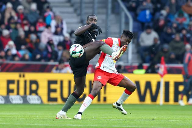 im Zweikampf, Aktion, mit Dayot Upamecano 2 (FC Bayern Muenchen), Karim Konate 19 (FC Red Bull Salzburg), FC Red Bull Salzburg vs. FC Bayern Muenchen, Fussball, Testspiel, 06.01.2026 Salzburg Salzburg Oesterreich