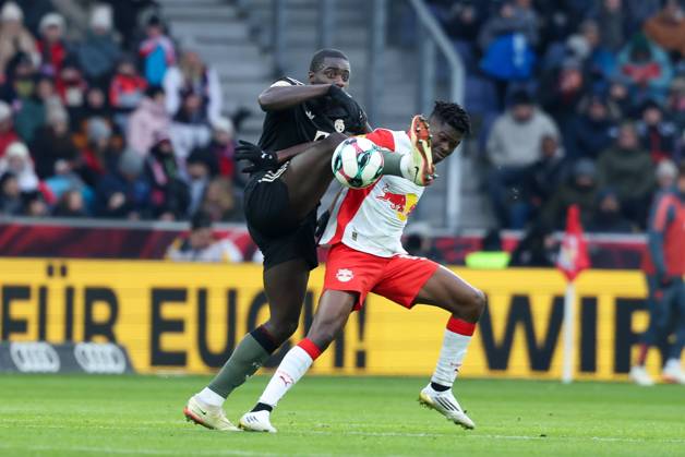 im Zweikampf, Aktion, mit Dayot Upamecano 2 (FC Bayern Muenchen), Karim Konate 19 (FC Red Bull Salzburg), FC Red Bull Salzburg vs. FC Bayern Muenchen, Fussball, Testspiel, 06.01.2026 Salzburg Salzburg Oesterreich
