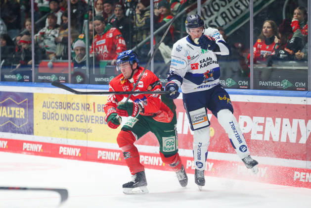 Alexander Blank (26, Augsburger Panther) und Maximilian Eisenmenger (41, Iserlohn Roosters) beim Spiel zwischen Augsburger Panther v Iserlohn Roosters, Eishockey, Herren, Penny DEL, 2025 2026, 37.Spieltag am 06.01.2026 in Augsburg, Curt-Frenzel-Stadion. Bayern Deutschland