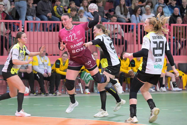 Gabriela Clausson Bitolo (TusSies Metzingen, 22) gegen Kaja Kamp Nielsen (BVB Borussia Dortmund Handball, 21) TusSies Metzingen vs. BVB Borussia Dortmund Handball, Handball, Alsco HBF, 12.Ligaspieltag, Saison 2025 2026, 07.01.2026 TusSies Metzingen vs. BVB Borussia Dortmund Handball, Handball, Alsco HBF, 12.Ligaspieltag, Saison 2025 2026, 07.01.2026 Tuebingen Copyright: xEibner-Pressefoto TobiasxBaurx EP_TBR