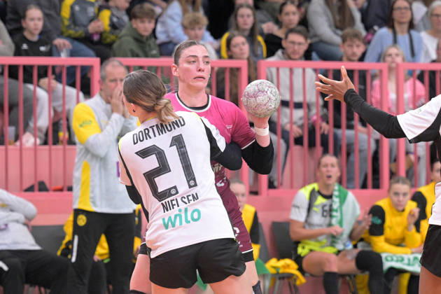 Gabriela Clausson Bitolo (TusSies Metzingen, 22) gegen Kaja Kamp Nielsen (BVB Borussia Dortmund Handball, 21) TusSies Metzingen vs. BVB Borussia Dortmund Handball, Handball, Alsco HBF, 12.Ligaspieltag, Saison 2025 2026, 07.01.2026 TusSies Metzingen vs. BVB Borussia Dortmund Handball, Handball, Alsco HBF, 12.Ligaspieltag, Saison 2025 2026, 07.01.2026 Tuebingen Copyright: xEibner-Pressefoto TobiasxBaurx EP_TBR