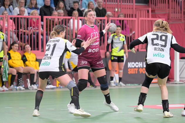 Gabriela Clausson Bitolo (TusSies Metzingen, 22) gegen Kaja Kamp Nielsen (BVB Borussia Dortmund Handball, 21) und Emma Olsson (BVB Borussia Dortmund Handball, 29) TusSies Metzingen vs. BVB Borussia Dortmund Handball, Handball, Alsco HBF, 12.Ligaspieltag, Saison 2025 2026, 07.01.2026 TusSies Metzingen vs. BVB Borussia Dortmund Handball, Handball, Alsco HBF, 12.Ligaspieltag, Saison 2025 2026, 07.01.2026 Tuebingen Copyright: xEibner-Pressefoto TobiasxBaurx EP_TBR