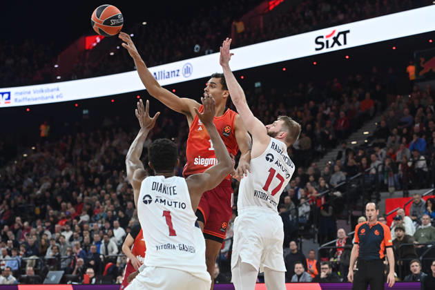 Oscar DA SILVA (FCB), Aktion,Zweikampf gegen Gytis RADZEVICIUS (Kosner,re) und Mamadi DIAKITE (Kosner). Basketball Euro League,Saison 2025 2026, FC Bayern Muenchen-Kosner Baskonia am 07.01.2026 , S A P G A R D EN