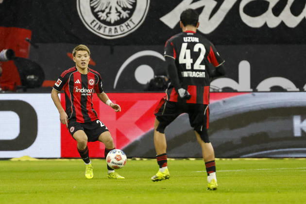 Ritsu Doan (Eintracht Frankfurt, 20) und Can Uzun (Eintracht Frankfurt, 42) , Deutschland, Fussball, 1. Bundesliga, 16.Spieltag, 2025 2026, Eintracht Frankfurt vs. Borussia Dortmund, 09.01.2026, Frankfurt am Main Deutsche-Bank-Park Hessen Deutschland Copyright: xGrantxHubbsx