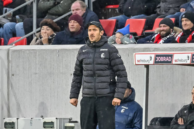 Julian Schuster (SC Freiburg, Trainer) mit Emotion. GER, SC Freiburg - Hamburger SV, Fussball, Bundesliga, 16. Spieltag, Saison 2025 2026, 10.01.2026 DFL DFB REGULATIONS PROHIBIT ANY USE OF PHOTOGRAPHS AS IMAGE SEQUENCES AND OR QUASI-VIDEO GER, SC Freiburg - Hamburger SV, Fussball, Bundesliga, 16. Spieltag, Saison 2025 2026, 10.01.2026 Freiburg Copyright: xEibner-Pressefoto ThomasxHessx EP_THS