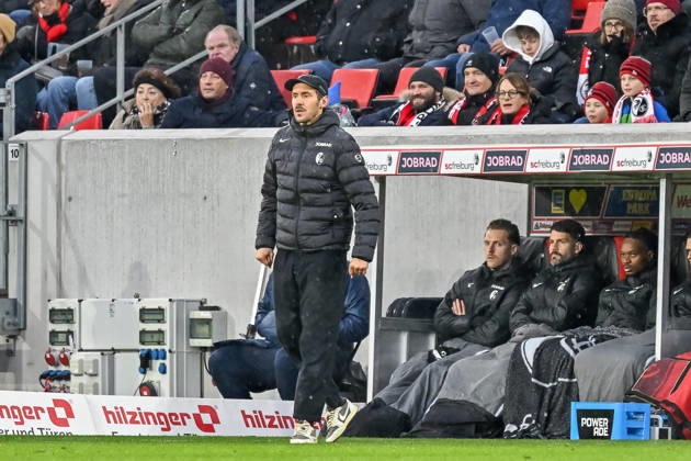 Julian Schuster (SC Freiburg, Trainer) mit Emotion. GER, SC Freiburg - Hamburger SV, Fussball, Bundesliga, 16. Spieltag, Saison 2025 2026, 10.01.2026 DFL DFB REGULATIONS PROHIBIT ANY USE OF PHOTOGRAPHS AS IMAGE SEQUENCES AND OR QUASI-VIDEO GER, SC Freiburg - Hamburger SV, Fussball, Bundesliga, 16. Spieltag, Saison 2025 2026, 10.01.2026 Freiburg Copyright: xEibner-Pressefoto ThomasxHessx EP_THS