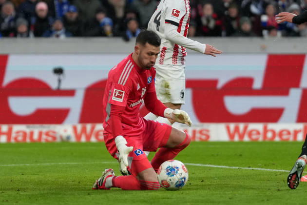 Daniel Heuer Fernandes (Hamburger SV, 01) am Ball , Deutschland, Fussball, 1. Bundesliga, 16.Spieltag, 2025 2026, SC Freiburg vs. Hamburger SV, 10.01.2026, Europa-Park Stadion, Freiburg, Deutschland DFL REGULATIONS PROHIBIT ANY USE OF PHOTOGRAPHS AS IMAGE SEQUENCES AND OR QUASI-VIDEO. Freiburg Europa-Park Stadion Baden-Württemberg Deutschland Copyright: xArnexAmbergx