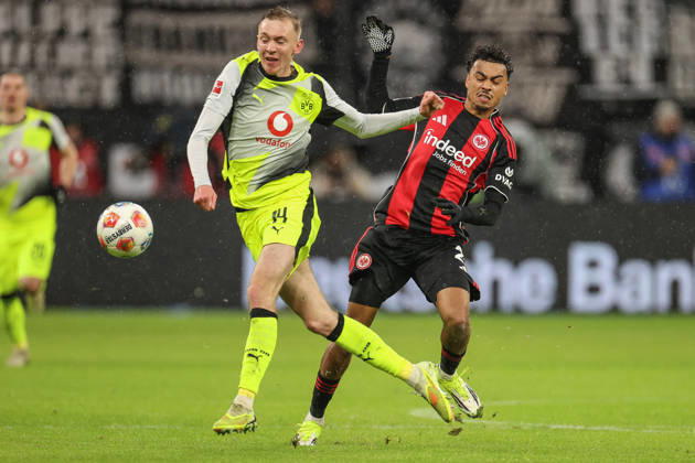 Maximilian Beier (Borussia Dortmund, 14) im Zweikampf mit Nathaniel Brown (Eintracht Frankfurt, 21), GER, Eintracht Frankfurt vs. Borussia Dortmund, 1. Bundesliga, 16. Spieltag, 2025 2026, 09.01.2026, DFL REGULATIONS PROHIBIT ANY USE OF PHOTOGRAPHS AS IMAGE SEQUENCES AND OR QUASI-VIDEO, GER, Eintracht Frankfurt vs. Borussia Dortmund, 1. Bundesliga, 16. Spieltag, 2025 2026, 09.01.2026 Frankfurt Copyright: xEibner-Pressefoto JanxPrihodax EP_JPA