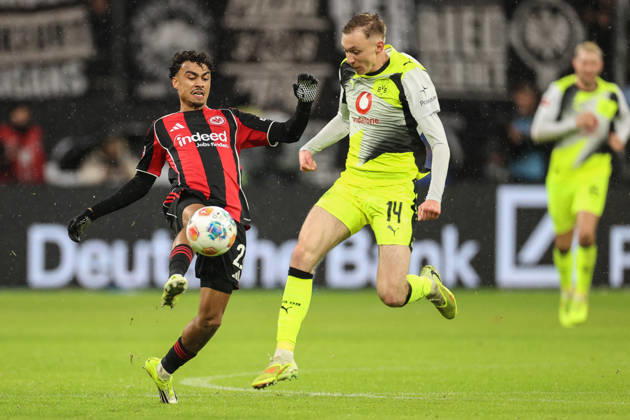 Maximilian Beier (Borussia Dortmund, 14) im Zweikampf mit Nathaniel Brown (Eintracht Frankfurt, 21), GER, Eintracht Frankfurt vs. Borussia Dortmund, 1. Bundesliga, 16. Spieltag, 2025 2026, 09.01.2026, DFL REGULATIONS PROHIBIT ANY USE OF PHOTOGRAPHS AS IMAGE SEQUENCES AND OR QUASI-VIDEO, GER, Eintracht Frankfurt vs. Borussia Dortmund, 1. Bundesliga, 16. Spieltag, 2025 2026, 09.01.2026 Frankfurt Copyright: xEibner-Pressefoto JanxPrihodax EP_JPA