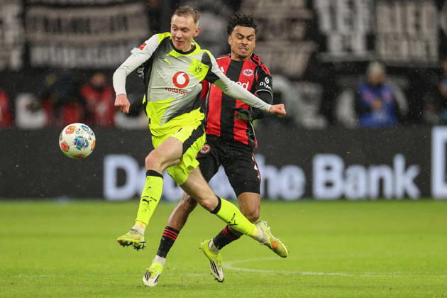 Maximilian Beier (Borussia Dortmund, 14) im Zweikampf mit Nathaniel Brown (Eintracht Frankfurt, 21), GER, Eintracht Frankfurt vs. Borussia Dortmund, 1. Bundesliga, 16. Spieltag, 2025 2026, 09.01.2026, DFL REGULATIONS PROHIBIT ANY USE OF PHOTOGRAPHS AS IMAGE SEQUENCES AND OR QUASI-VIDEO, GER, Eintracht Frankfurt vs. Borussia Dortmund, 1. Bundesliga, 16. Spieltag, 2025 2026, 09.01.2026 Frankfurt Copyright: xEibner-Pressefoto JanxPrihodax EP_JPA