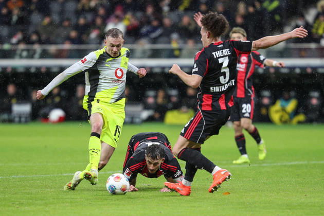 Maximilian Beier (Borussia Dortmund, 14) im Zweikampf mit Arthur Theate (Eintracht Frankfurt, 03) und Robin Koch (Eintracht Frankfurt, 04), GER, Eintracht Frankfurt vs. Borussia Dortmund, 1. Bundesliga, 16. Spieltag, 2025 2026, 09.01.2026, DFL REGULATIONS PROHIBIT ANY USE OF PHOTOGRAPHS AS IMAGE SEQUENCES AND OR QUASI-VIDEO, GER, Eintracht Frankfurt vs. Borussia Dortmund, 1. Bundesliga, 16. Spieltag, 2025 2026, 09.01.2026 Frankfurt Copyright: xEibner-Pressefoto JanxPrihodax EP_JPA